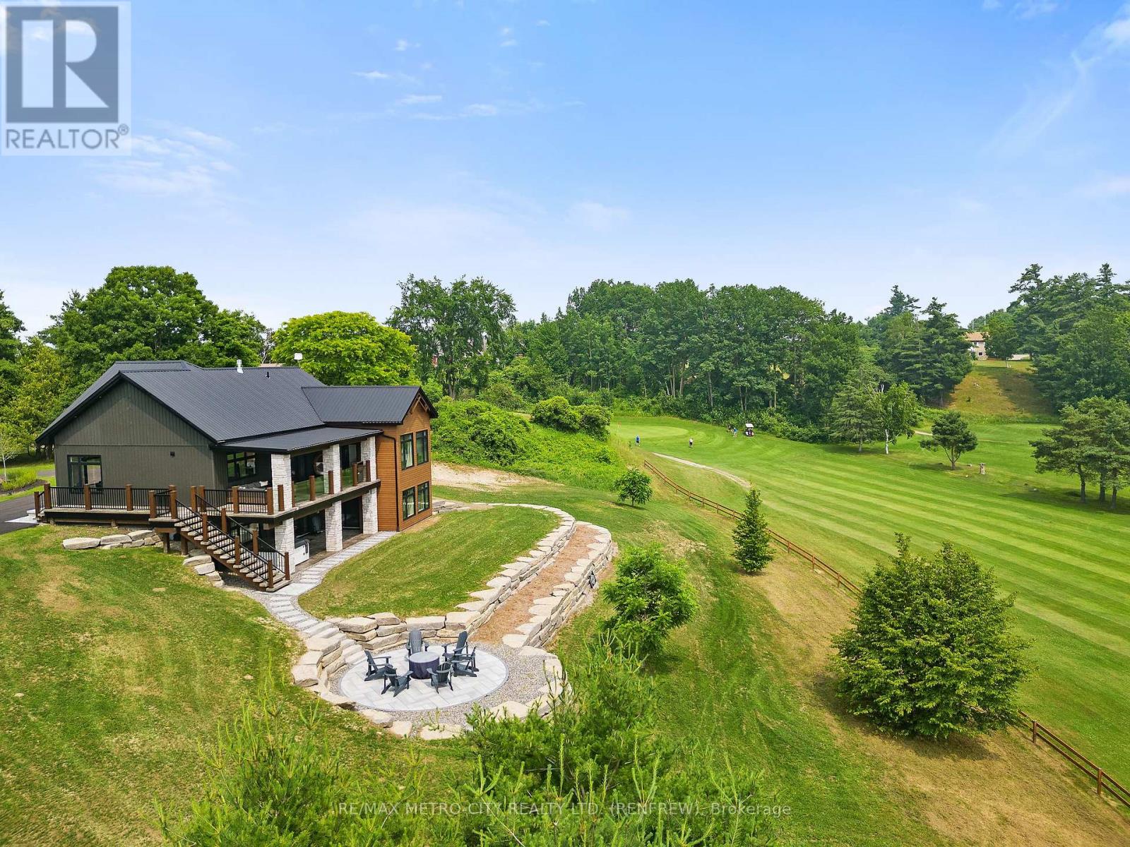 M*k様 FORNITORI DELLA REAL CASA For sale: 98 SPINDLE DRIFT COURT, Greater Madawaska, Ontario