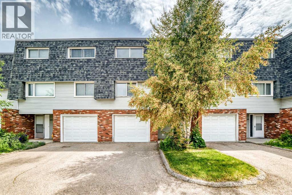 Row / Townhouse for Sale in 10316 Braeside Drive SW|Calgary, Alberta T2W1B4