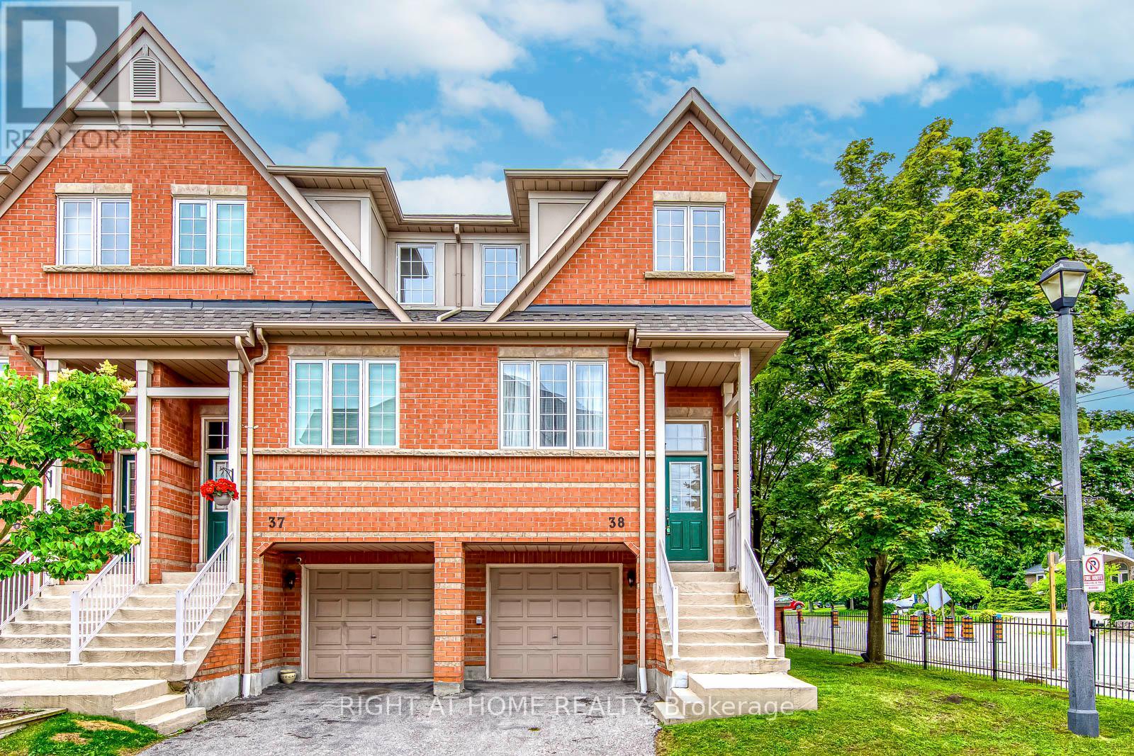 Row / Townhouse for Sale in 38 - 38 FAIRVIEW ROAD W|Mississauga (Fairview), Ontario L5B4J8