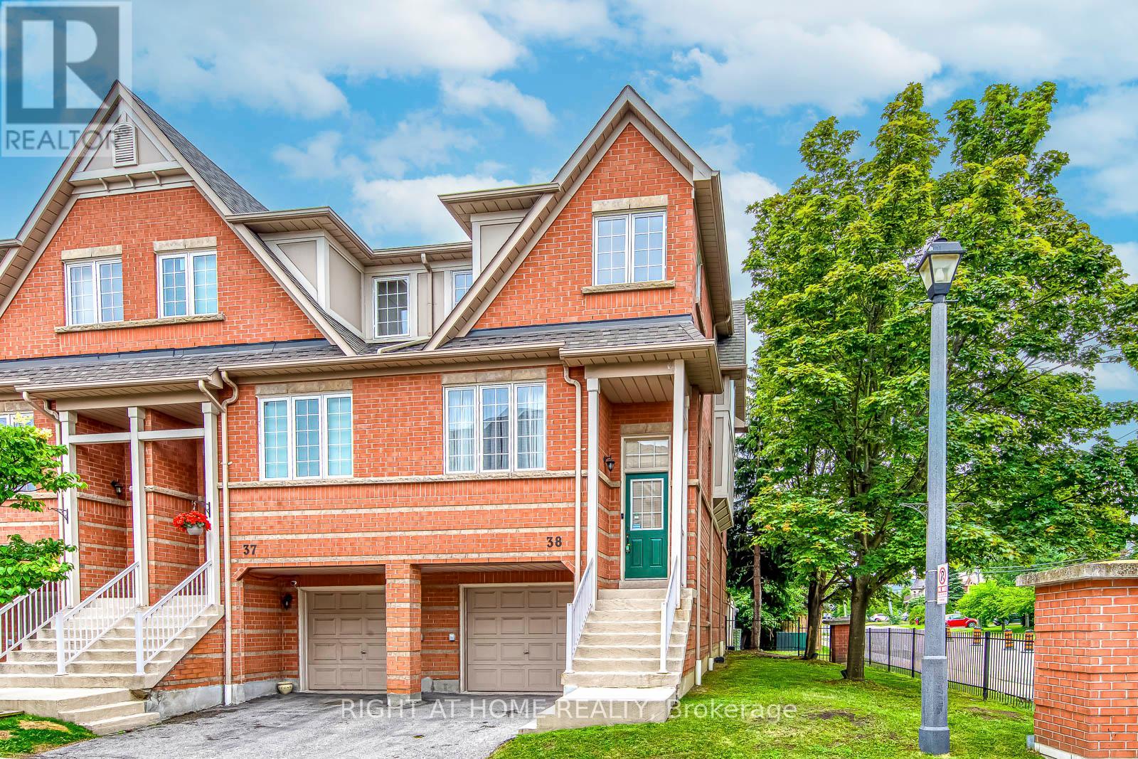 Row / Townhouse for Sale in 38 - 38 FAIRVIEW ROAD W|Mississauga (Fairview), Ontario L5B4J8 2