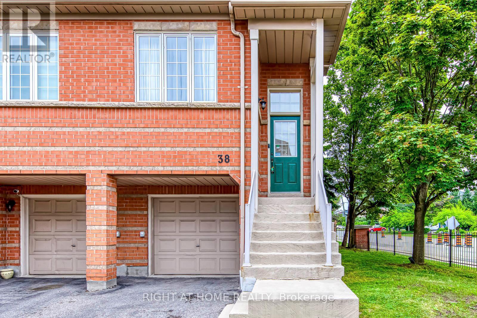 Row / Townhouse for Sale in 38 - 38 FAIRVIEW ROAD W|Mississauga (Fairview), Ontario L5B4J8 3