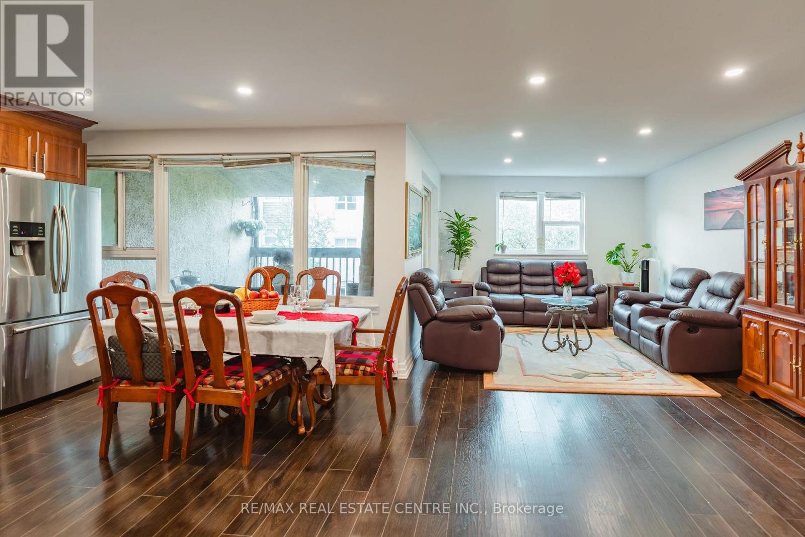 Row / Townhouse for Sale in 190 - 1055 DUNDAS STREET E|Mississauga (Applewood), Ontario L4Y3X6 2