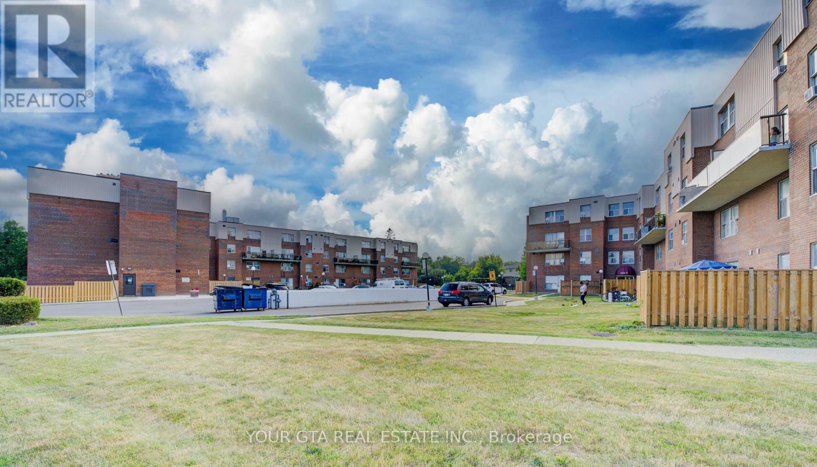 Row / Townhouse for Sale in 122 - 1055 B FORESTWOOD DRIVE|Mississauga (Erindale), Ontario L5C2T8