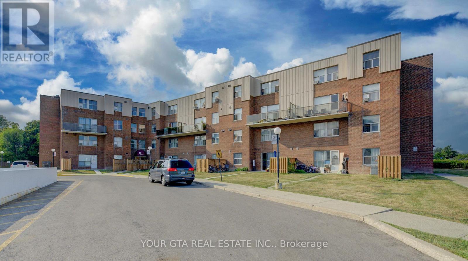Row / Townhouse for Sale in 122 - 1055 B FORESTWOOD DRIVE|Mississauga (Erindale), Ontario L5C2T8 2