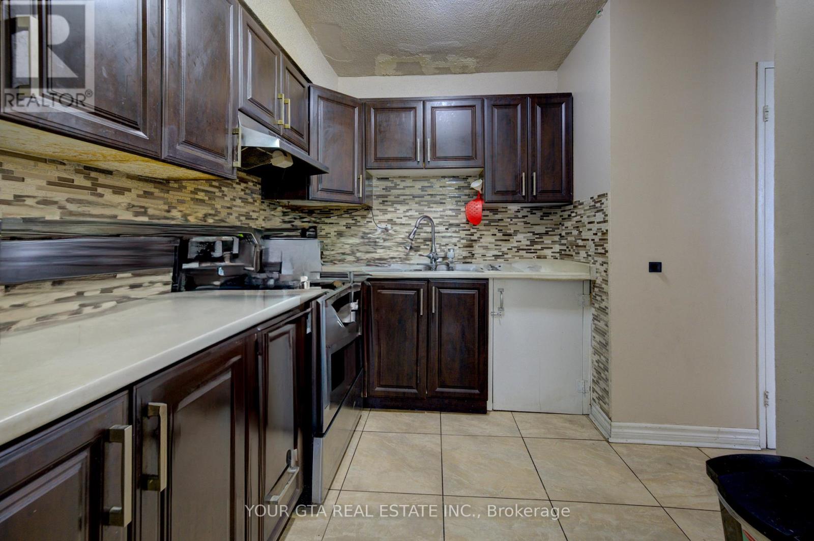 Row / Townhouse for Sale in 122 - 1055 B FORESTWOOD DRIVE|Mississauga (Erindale), Ontario L5C2T8 4