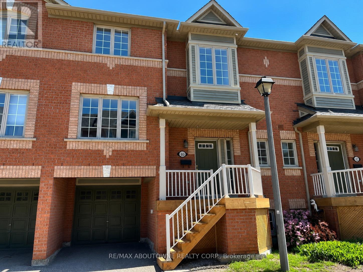 Row / Townhouse for Sale in 40 - 5031 EAST MILL ROAD|Mississauga (East Credit), Ontario L5V2M5