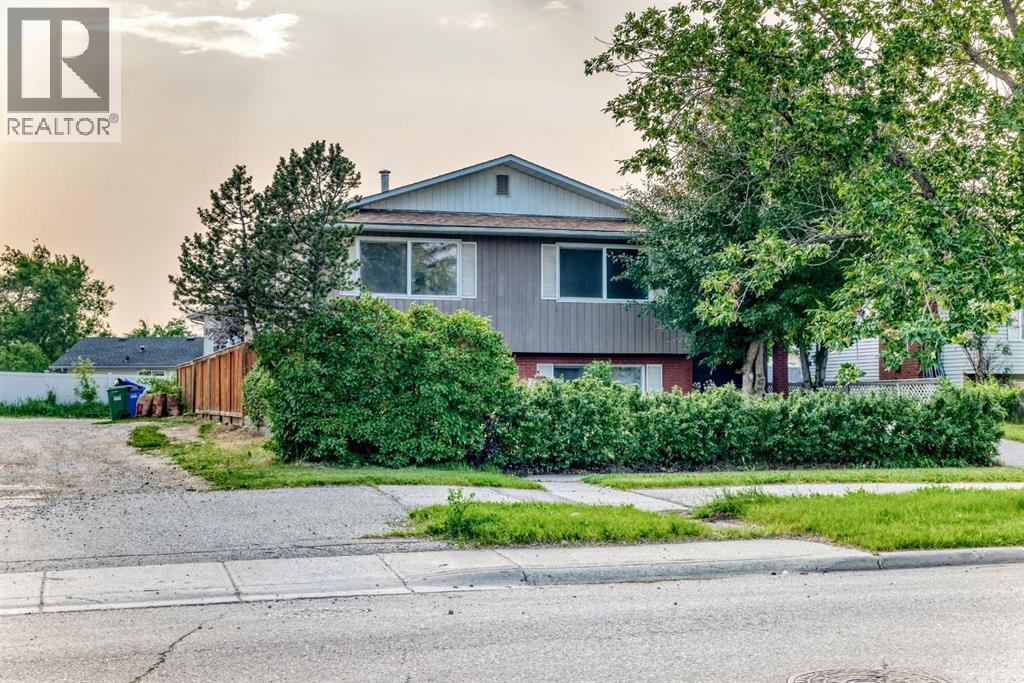 House for Sale in 2703 60 Street NE|Calgary, Alberta T1Y2G6 2