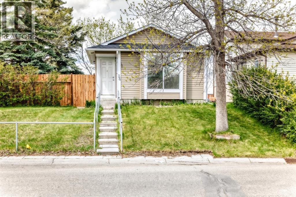 House for Sale in 36 Castleglen Way NE|Calgary, Alberta T3J1T3 2