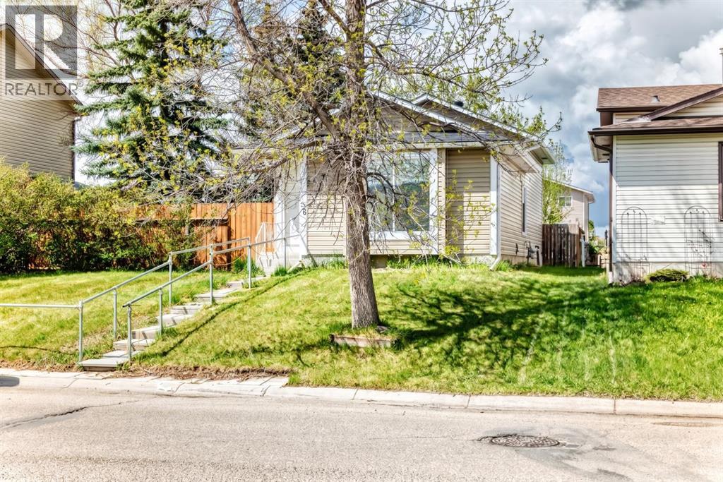 House for Sale in 36 Castleglen Way NE|Calgary, Alberta T3J1T3 3