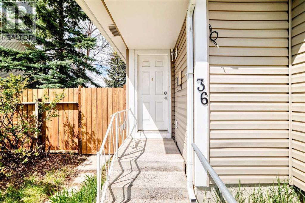 House for Sale in 36 Castleglen Way NE|Calgary, Alberta T3J1T3 5