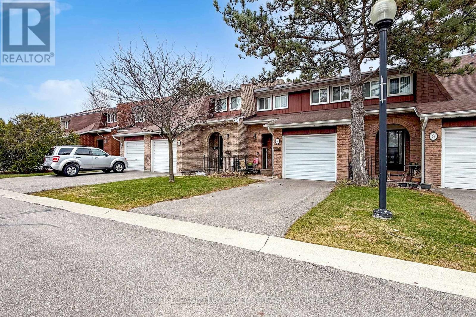 Row / Townhouse for Sale in 9 - 3350 HORNBEAM CRESCENT|Mississauga (Erin Mills), Ontario L5L3Z7