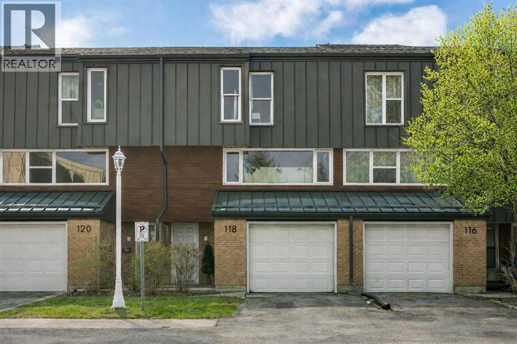 Row / Townhouse for Sale in 118 Brae Glen Lane SW|Calgary, Alberta T2W1B6