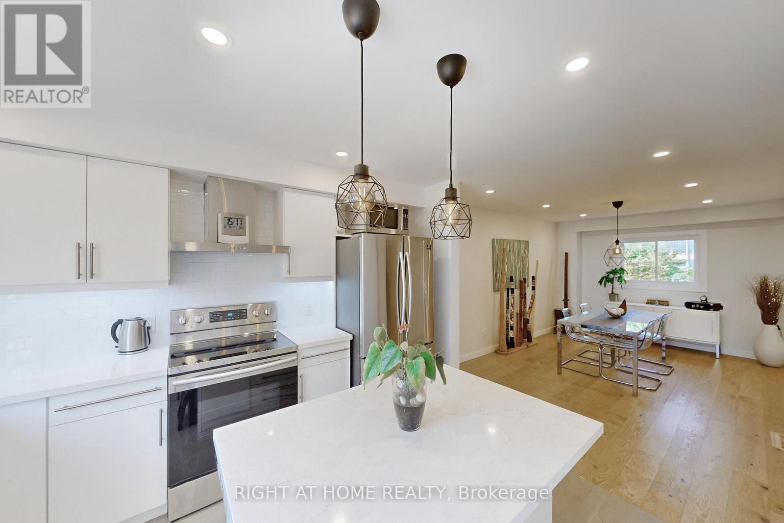 Row / Townhouse for Sale in 6 - 400 BLOOR STREET|Mississauga (Mississauga Valleys), Ontario L5A3M8 5