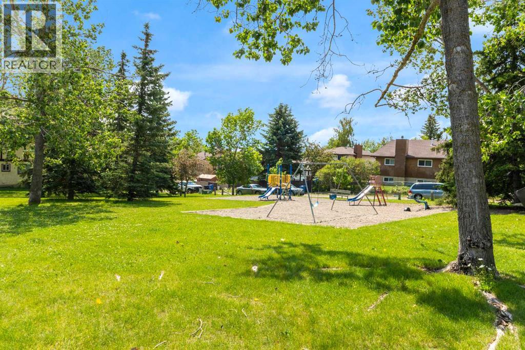 Duplex for Sale in 26 Edgewood Drive NW|Calgary, Alberta T3A2T4 4