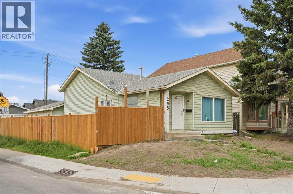 House for Sale in 255 Falton Drive NE|Calgary, Alberta T3J2W8 2