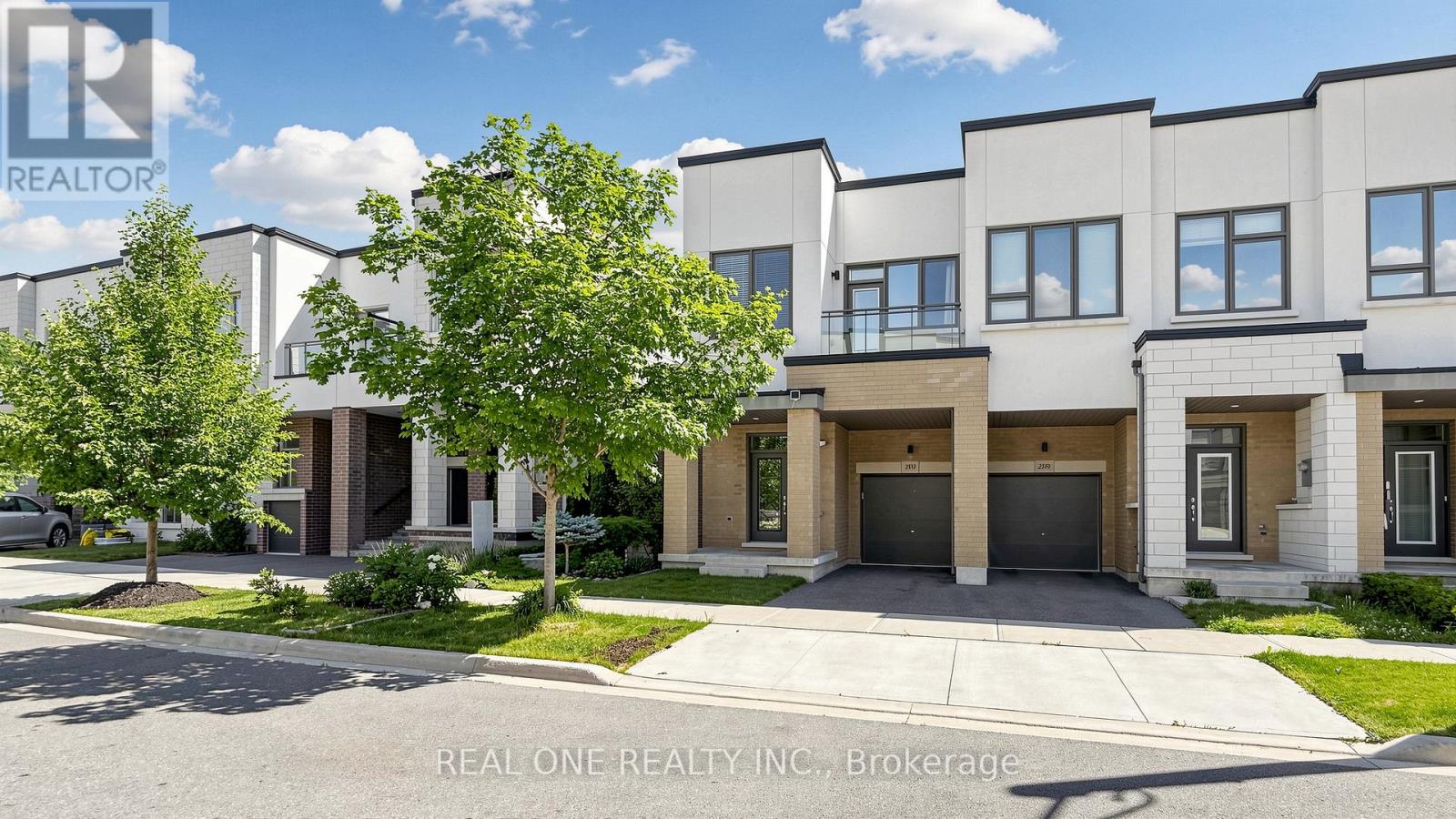 Row / Townhouse for Sale in 3151 MINTWOOD CIRCLE|Oakville (GO Glenorchy), Ontario L6H0N9 2
