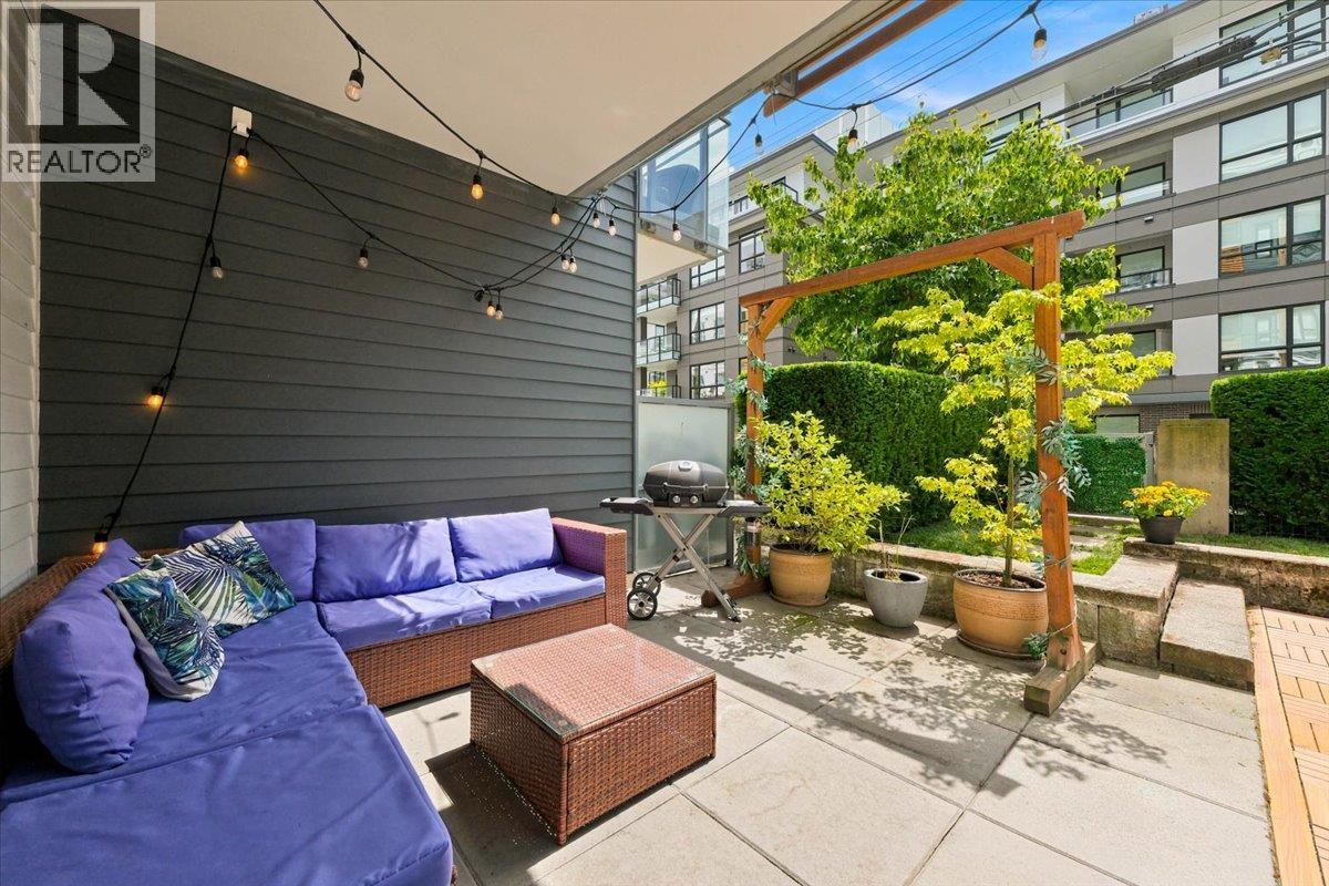 3 221 E 3 STREET, North Vancouver, BC photo 4