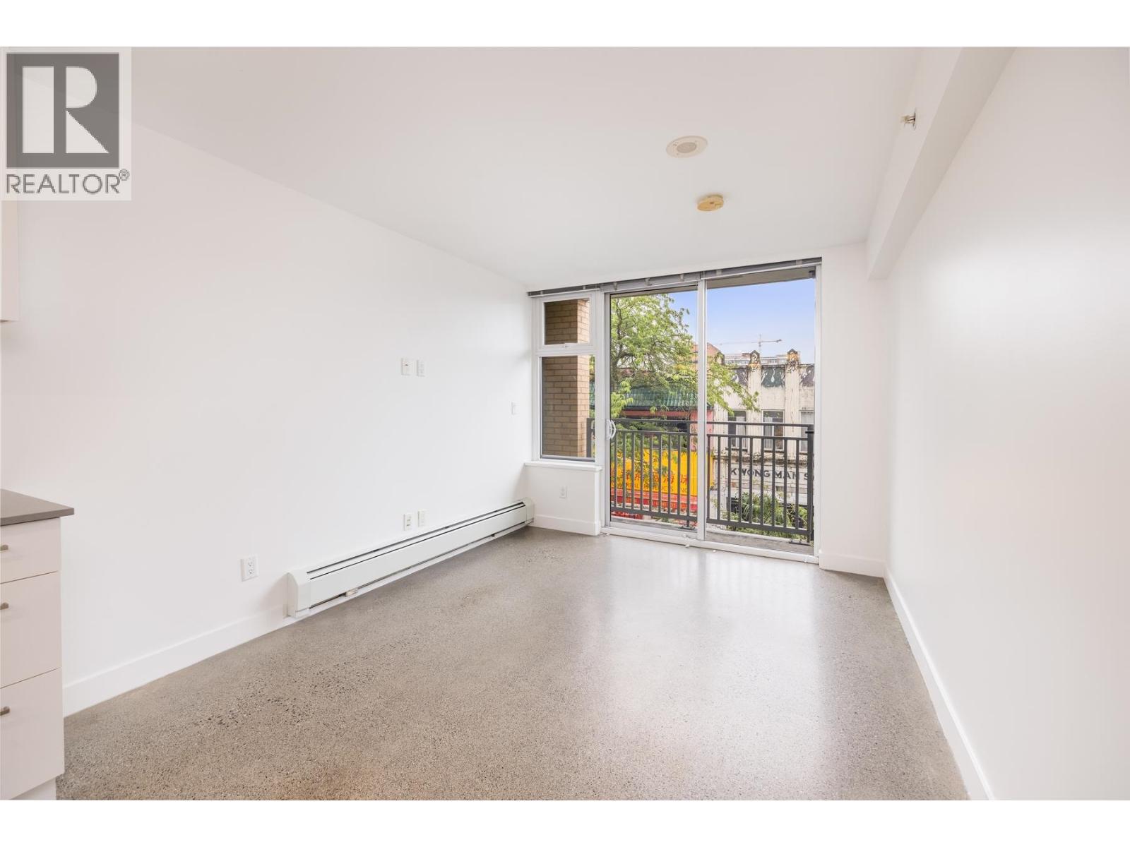 305 231 E PENDER STREET, Vancouver, BC photo 2