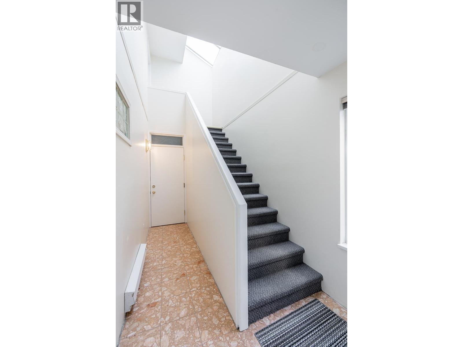 238 W 4TH STREET, North Vancouver, BC photo 4