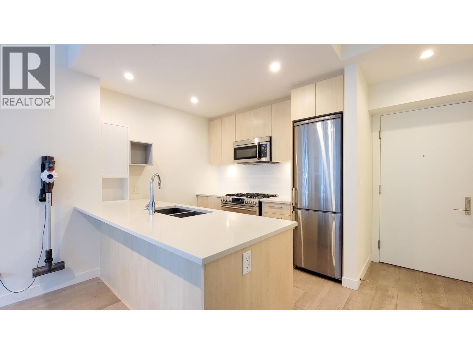 706 9080 UNIVERSITY CRESCENT, Burnaby, BC photo 3