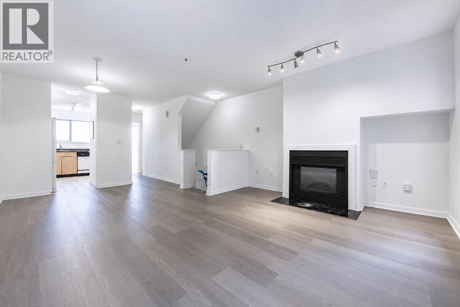 202 3683 WELLINGTON AVENUE, Vancouver, BC photo 2