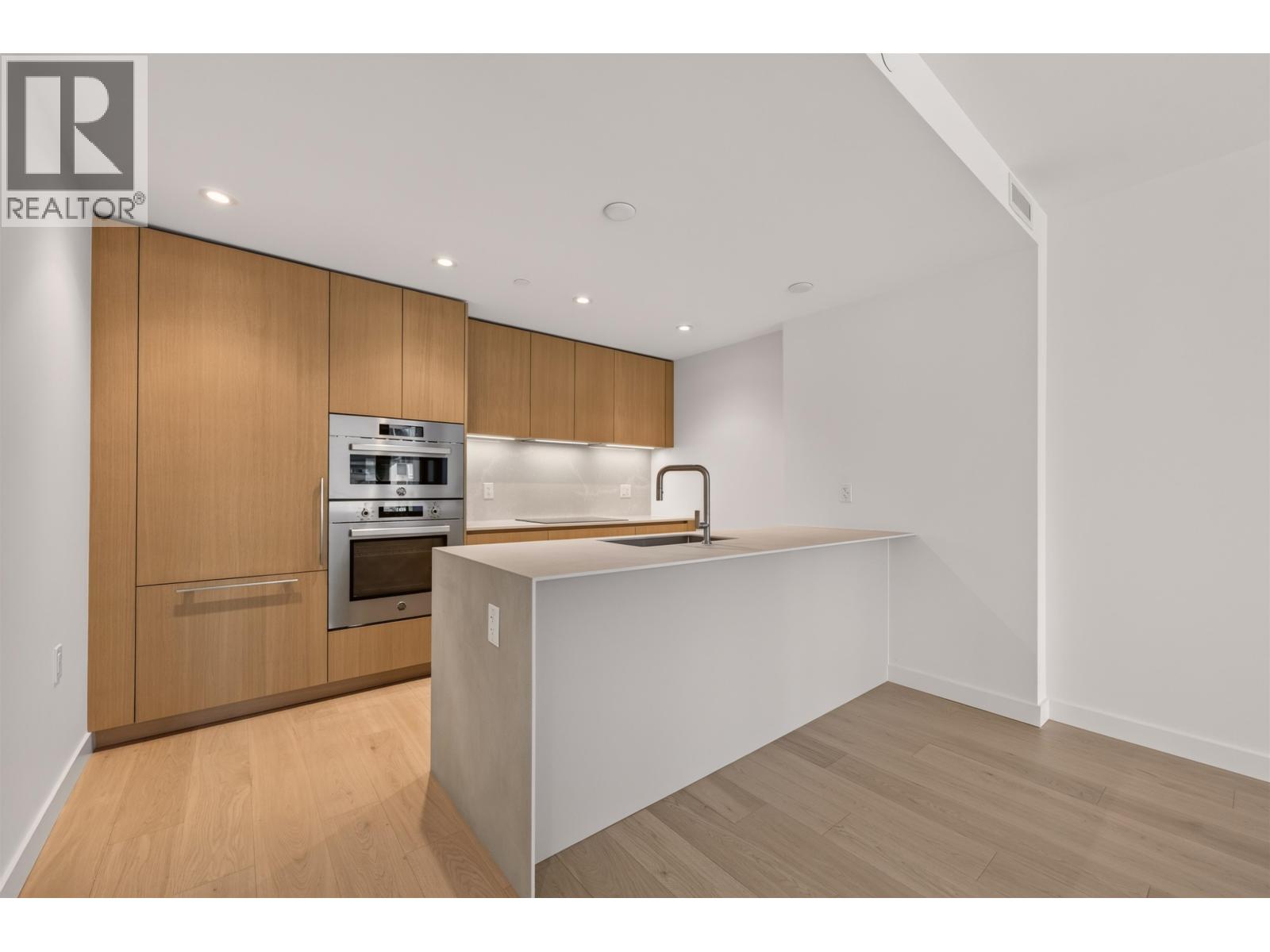 302 1526 W 6TH AVENUE, Vancouver, BC photo 4
