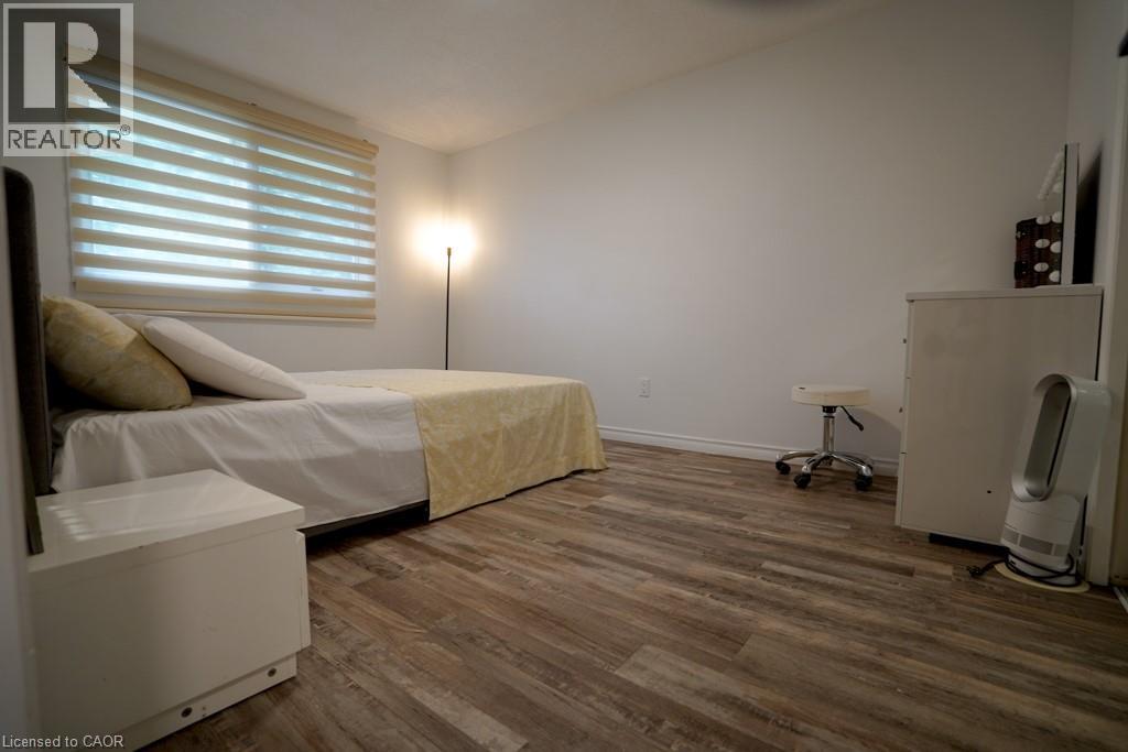 伦敦 South X 独立错层屋 3+1卧3卫 1300 sqft 带全装修地下室 - 15