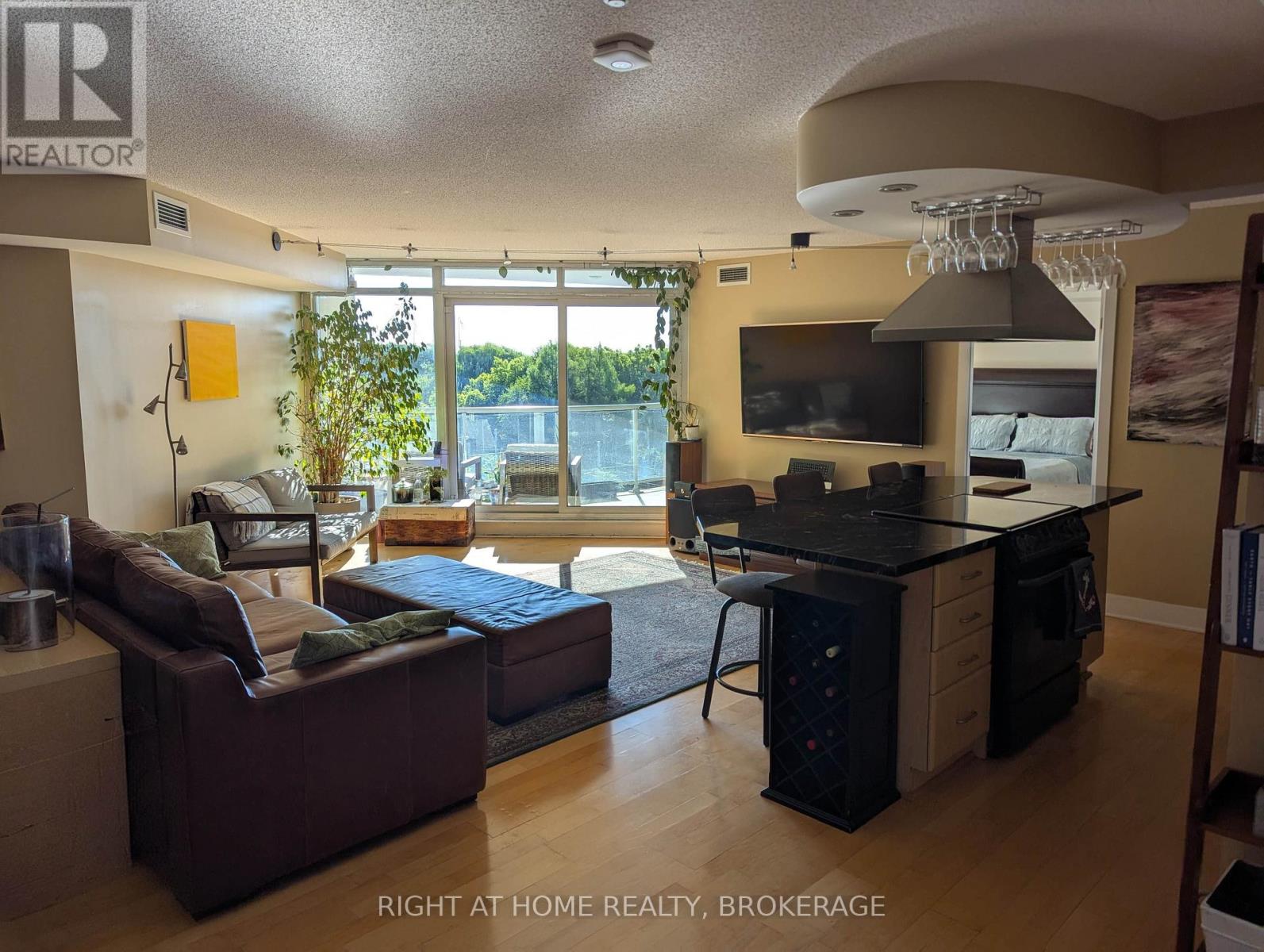 608 - 550 QUEENS QUAY W