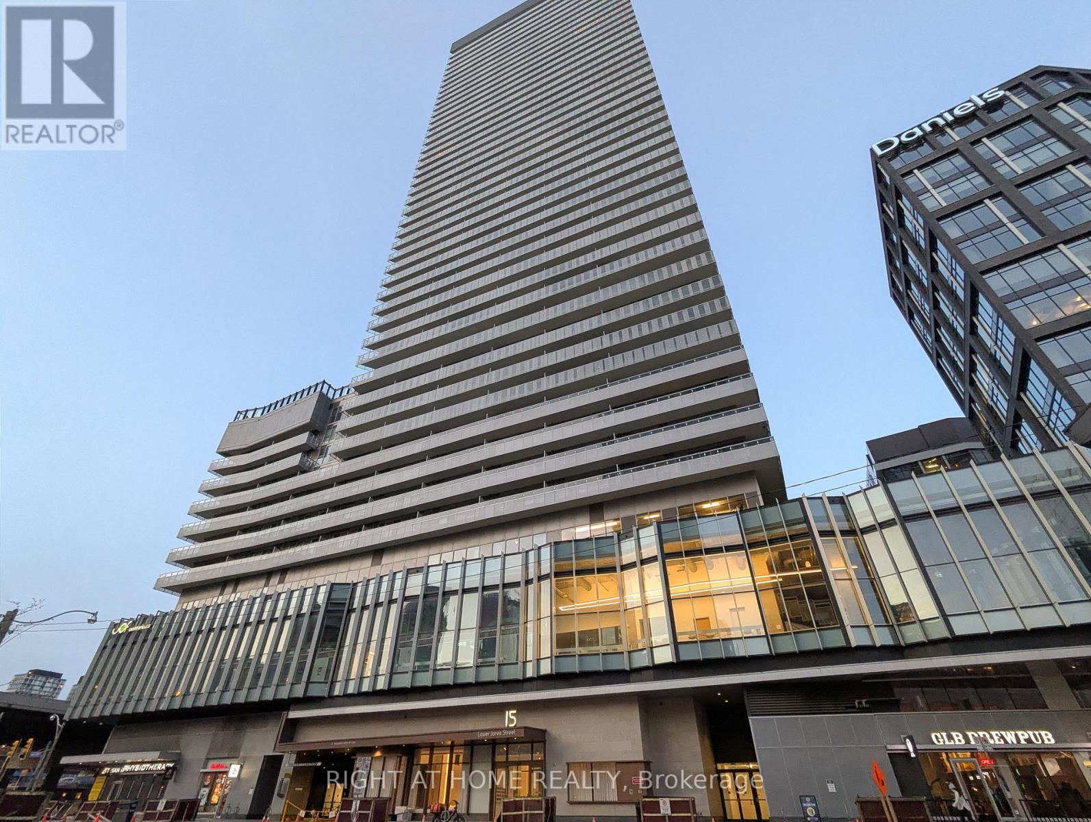 609 - 15 LOWER JARVIS STREET