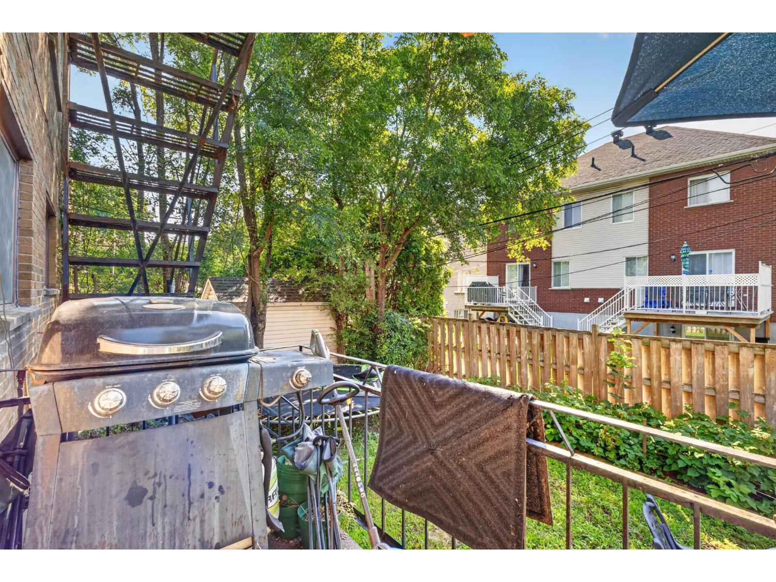 auページ For sale: 6315-6317 Av. Aumont, Brossard, Quebec J4Z1E9 - 16426900