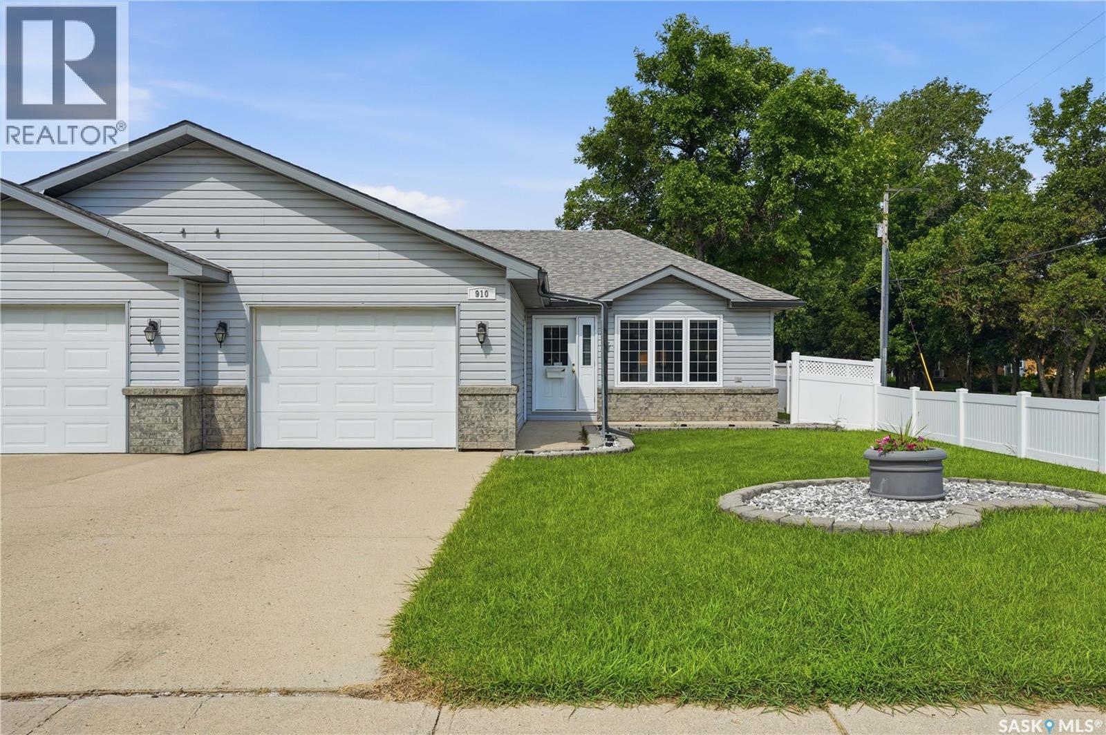 910 1st STREET W