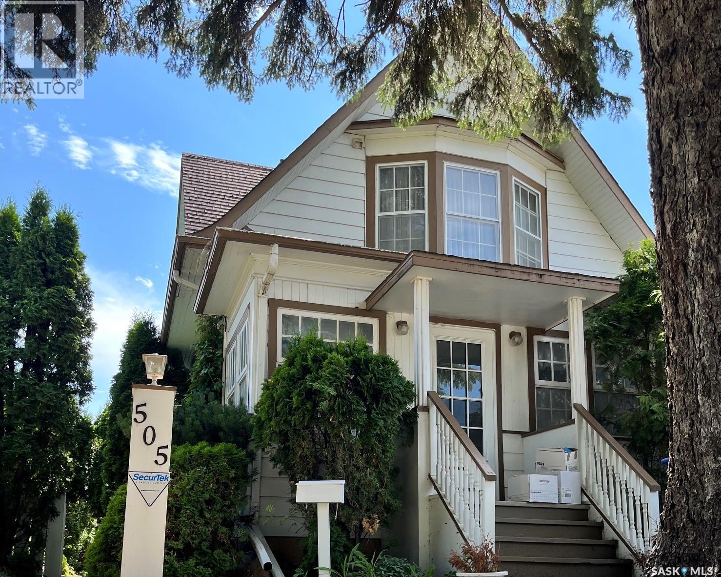 505 Macleod AVENUE W