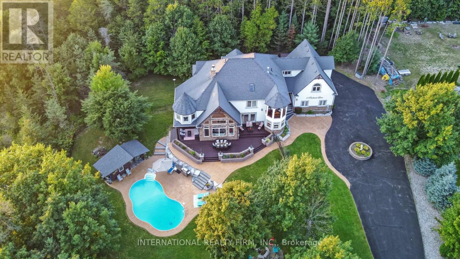 6 PINEHURST LANE