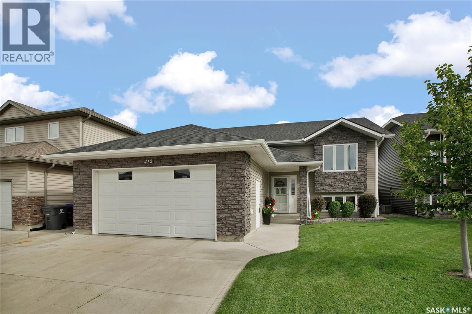 412 lyle CRESCENT