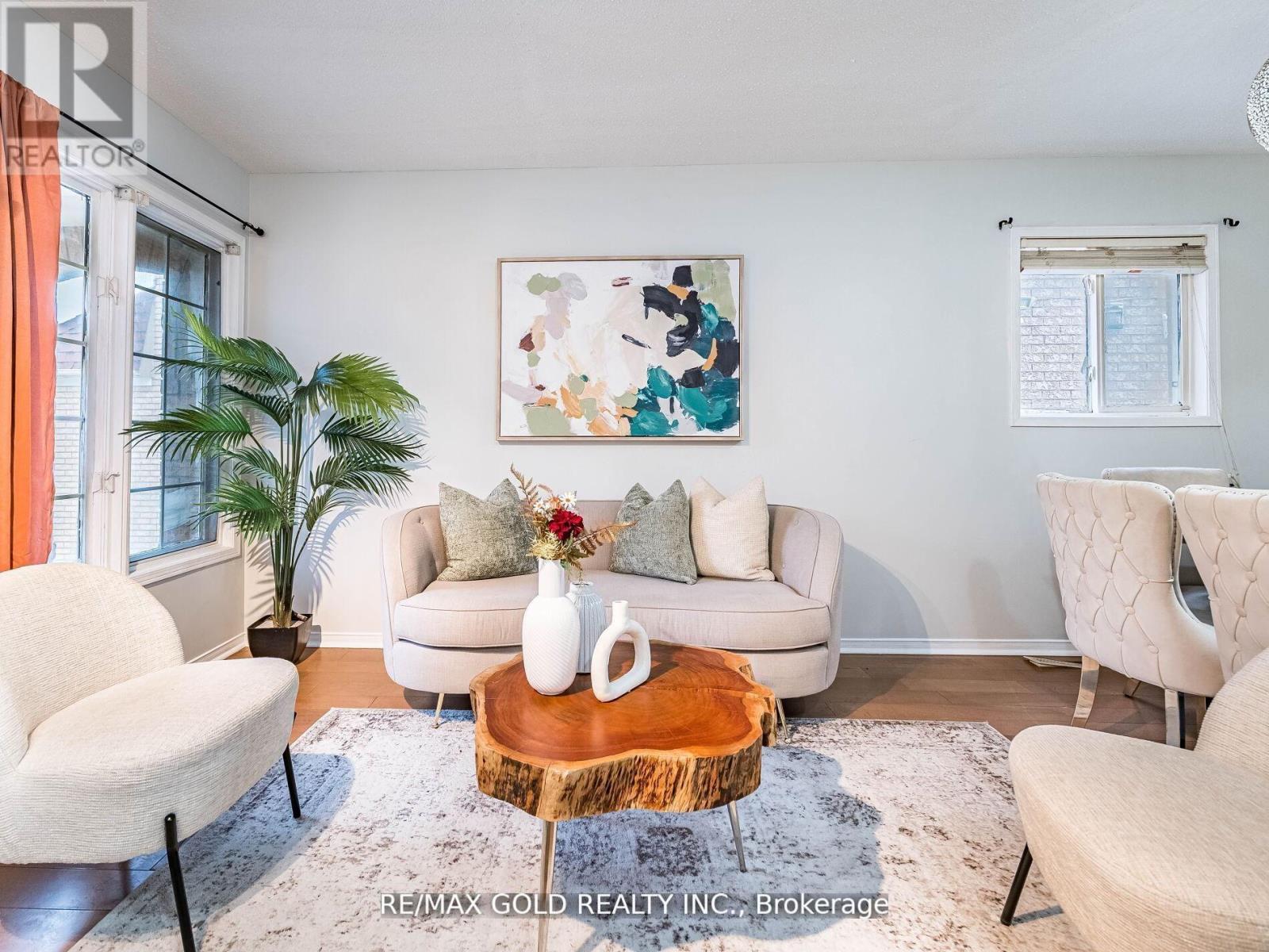 33 FIDDLENECK CRESCENT
