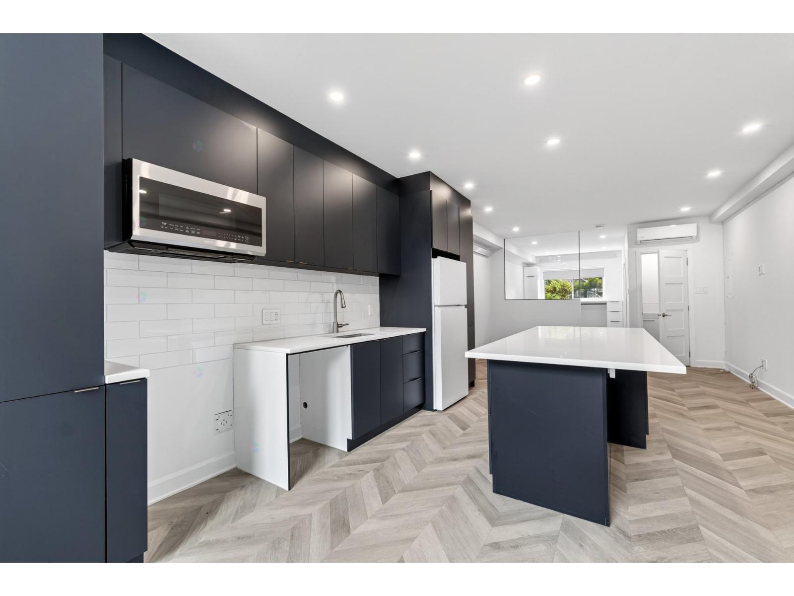 668 Rue Legendre E.