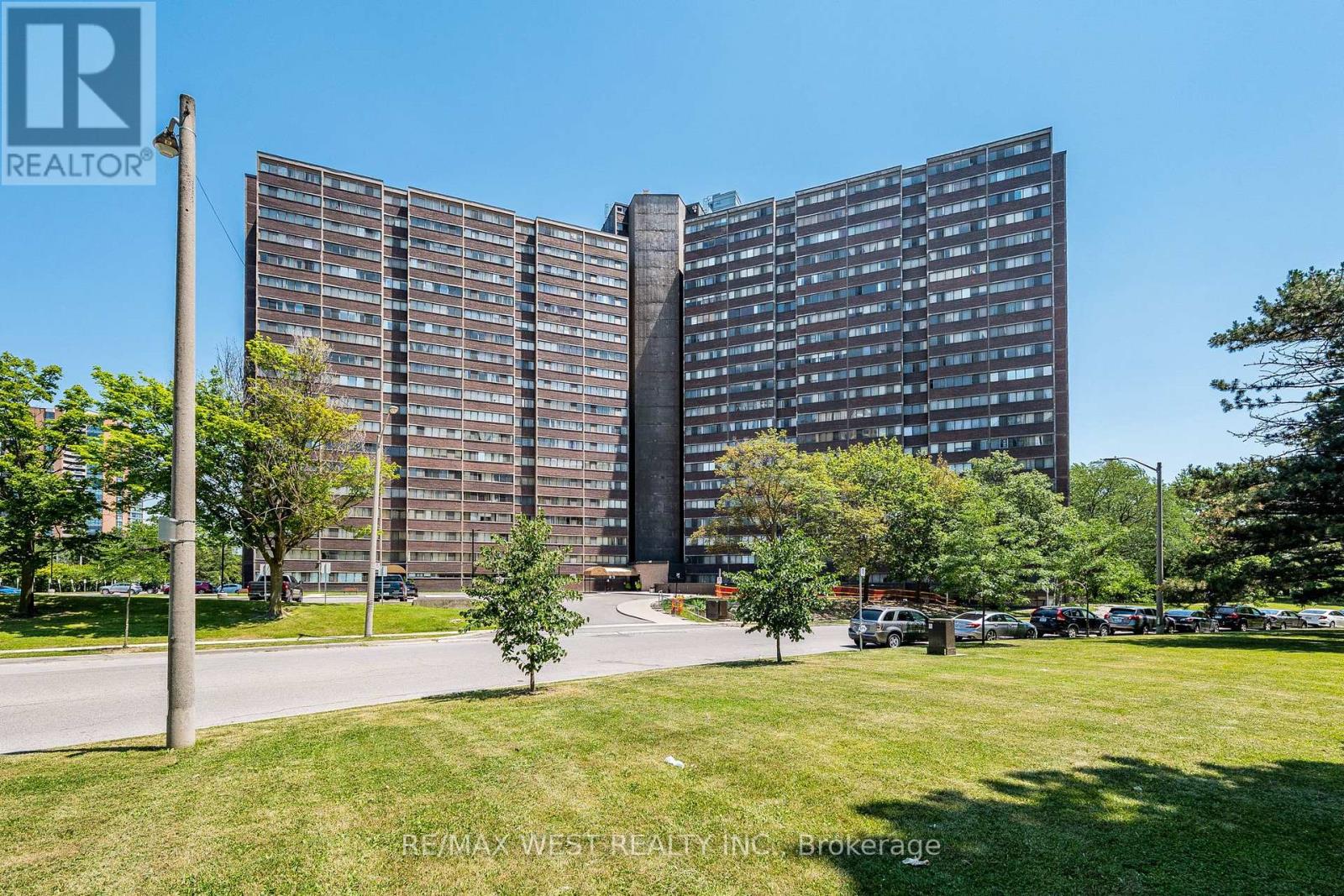 1104 - 11 WINCOTT DRIVE