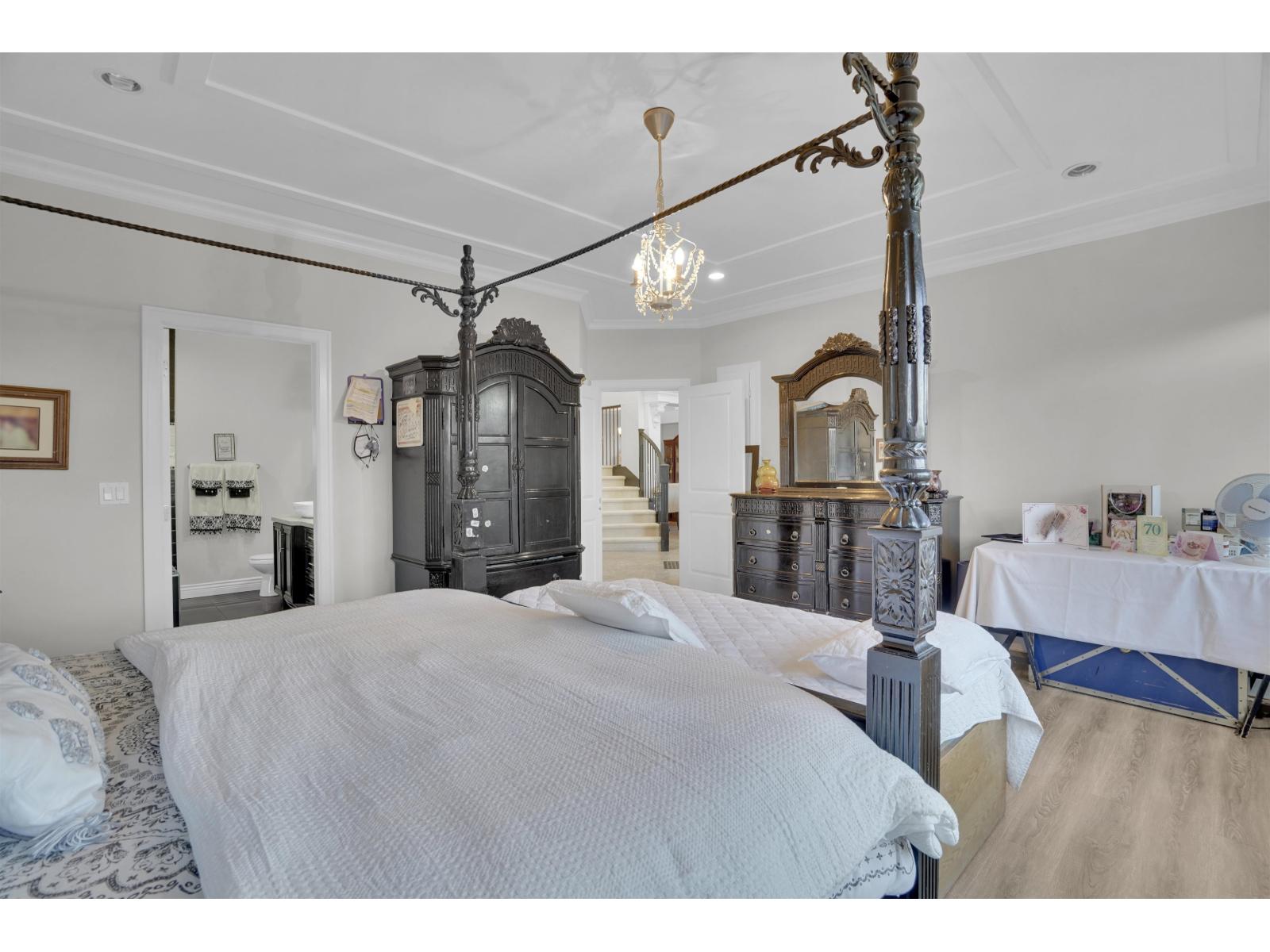 For sale: 18913 54A AVENUE, Surrey, British Columbia V3S6R4