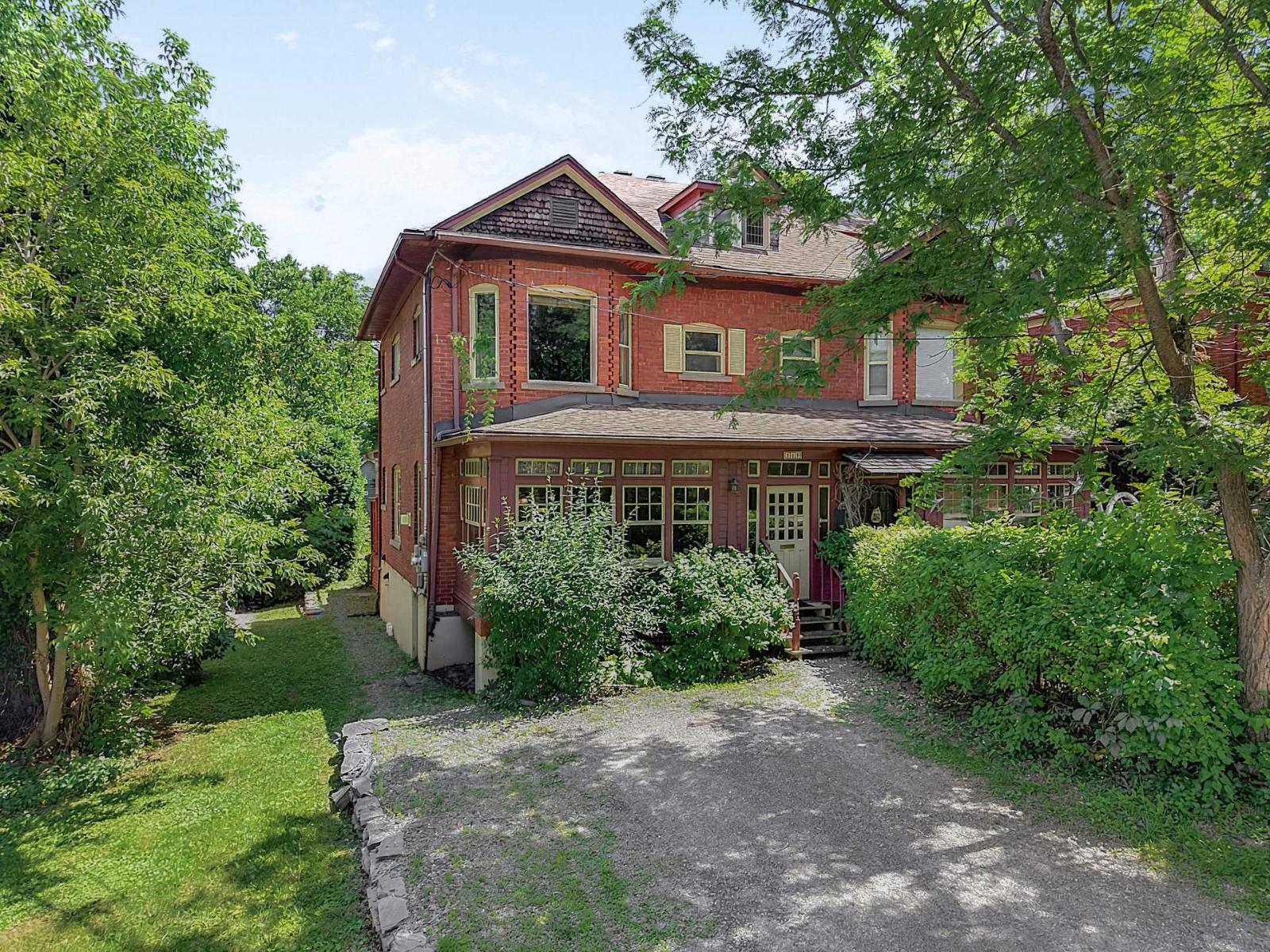 586 Rue Victoria