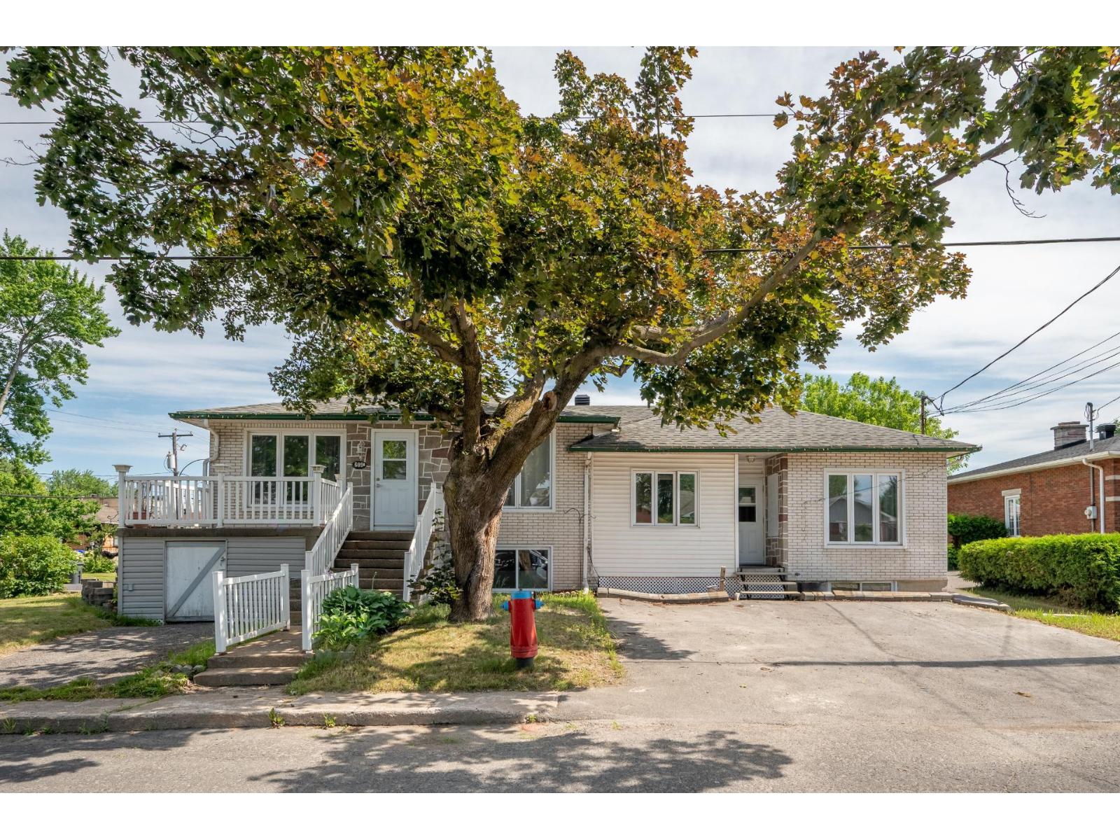 609 Rue Charron
