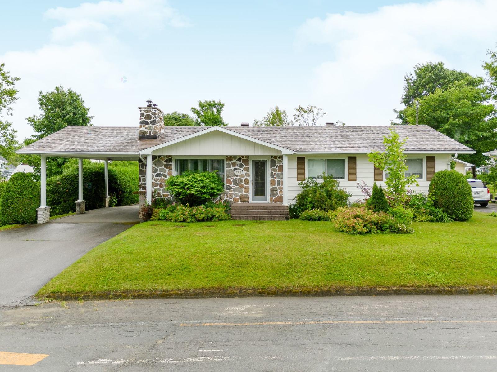242 7e Rue O.