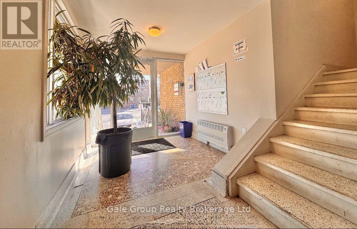 For rent: 102 - 5 PAISLEY BOULEVARD E, Mississauga (Cooksville