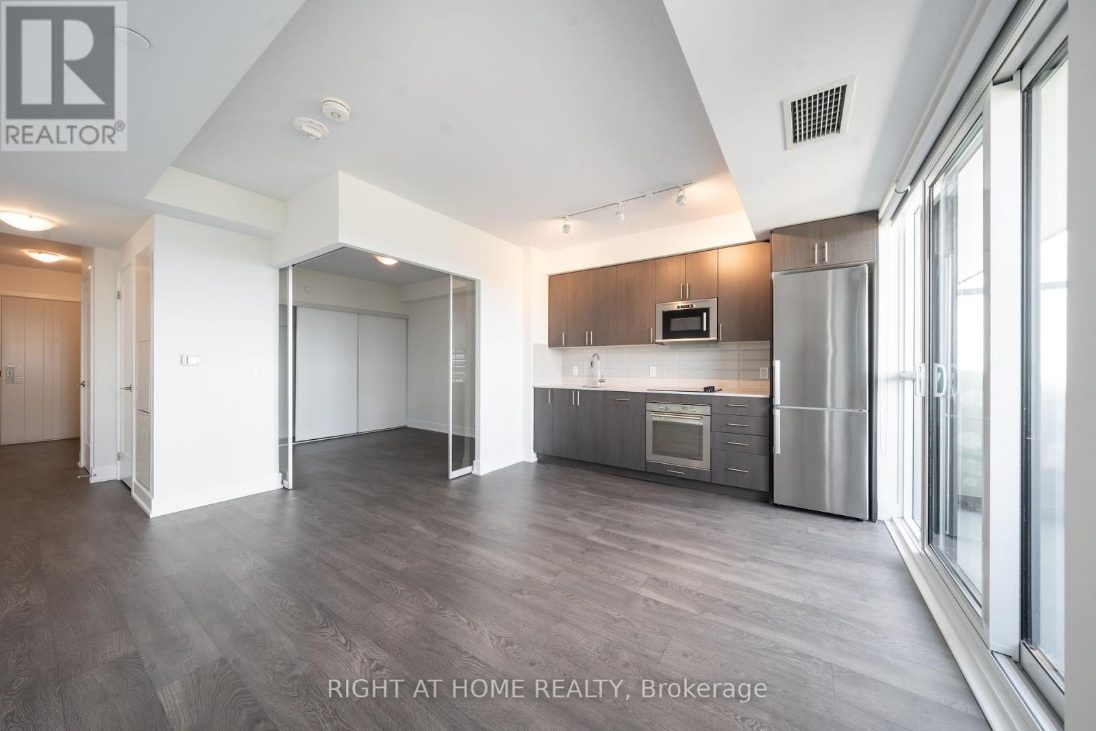 1802 - 2550 SIMCOE STREET N