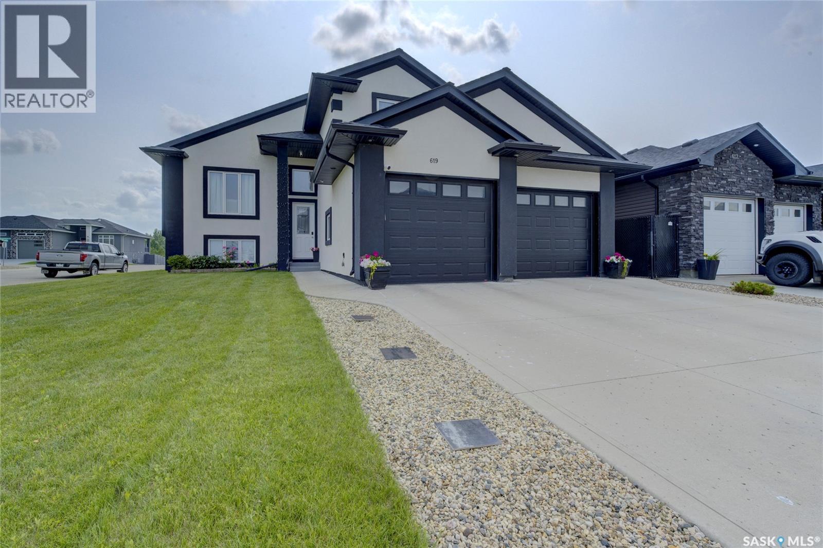 619 Maple CRESCENT