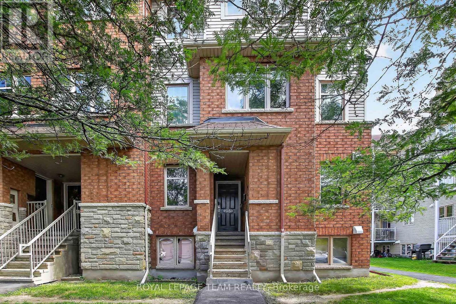 Condo apartment in Longfields