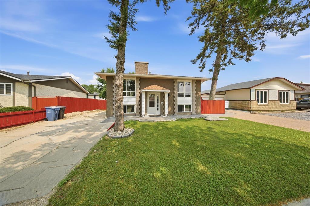 190 leahcrest Crescent