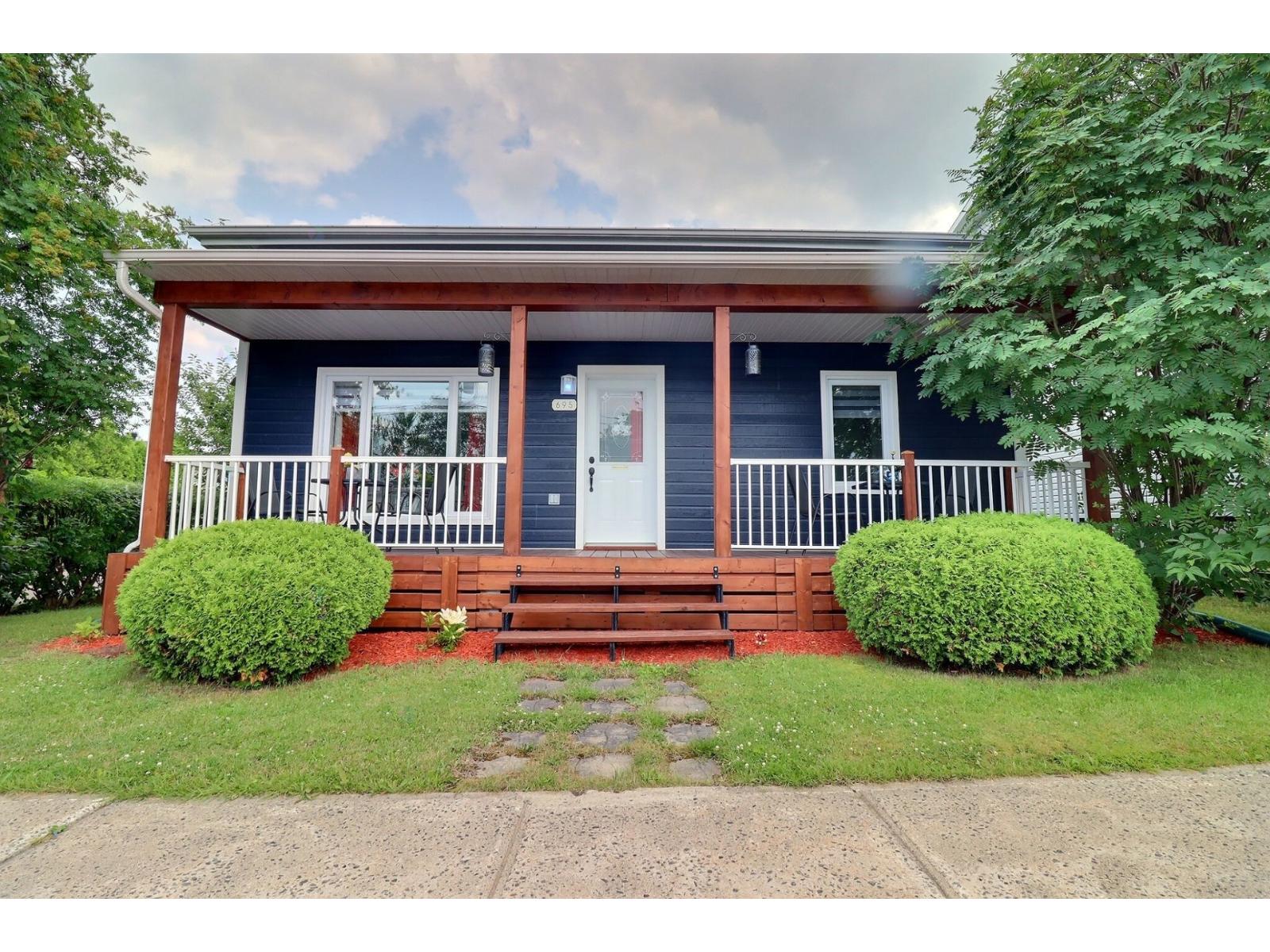 695 Rue Caron
