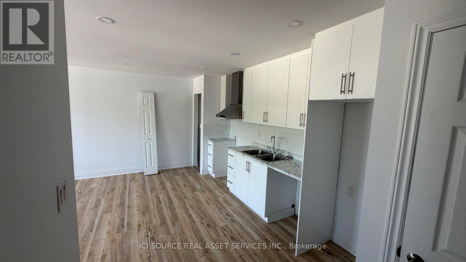 6 - 2 QUEEN STREET S