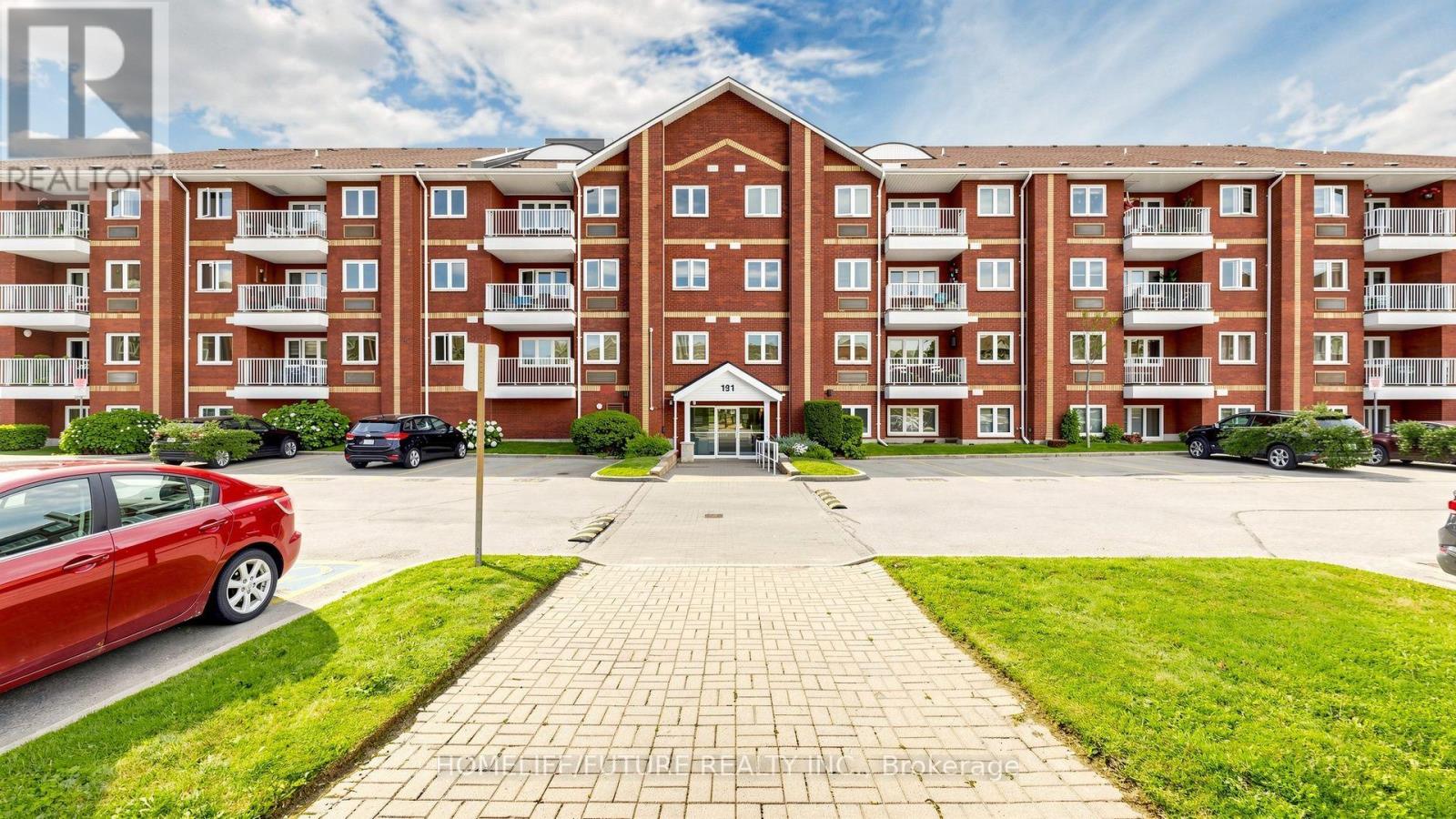 208 - 191 LAKE DRIVEWAY W