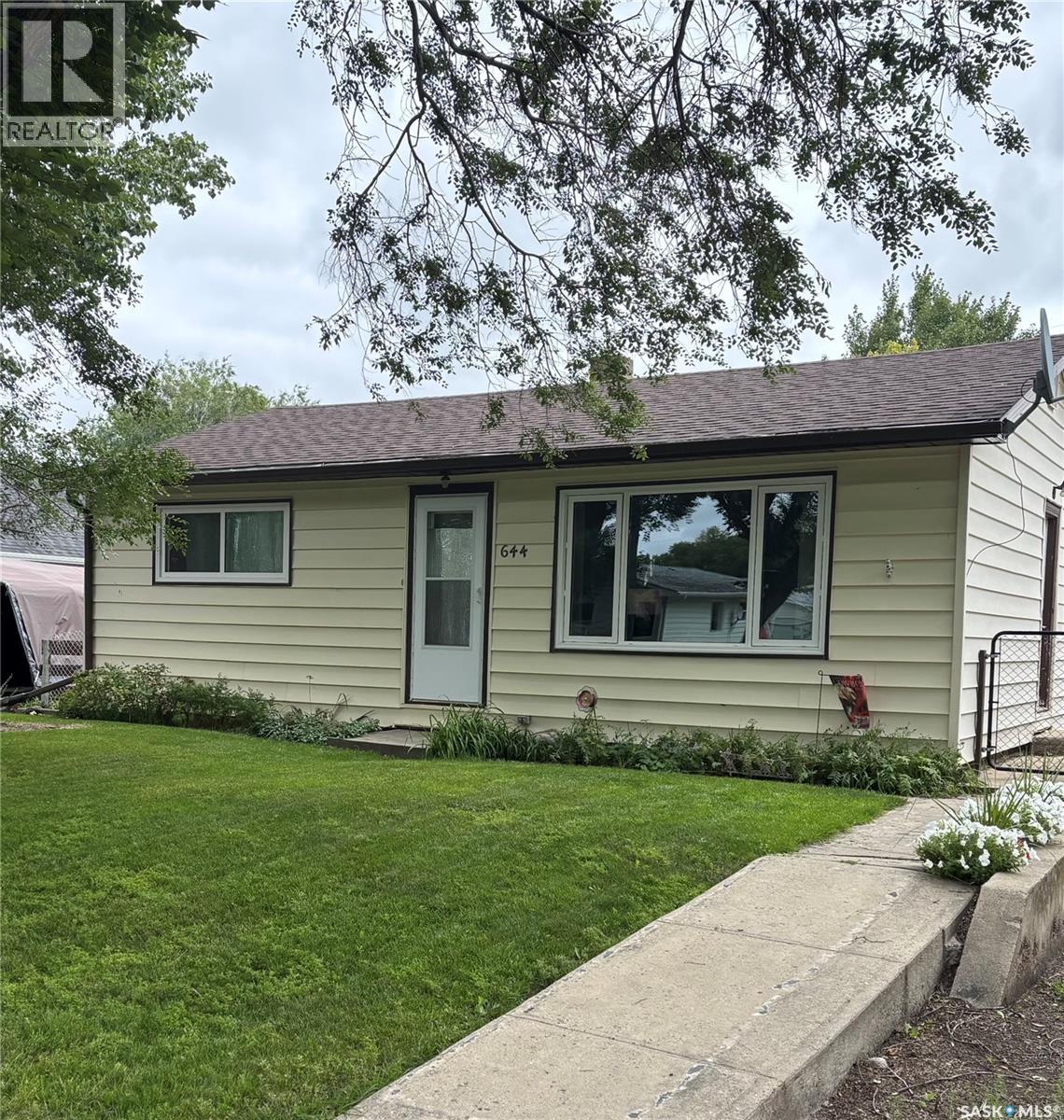 644 1st STREET W